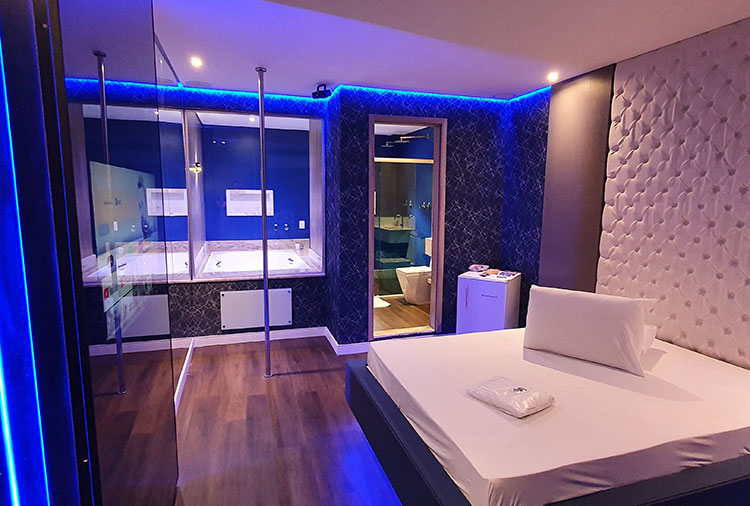 8b8d3aaa-67fd-470b-a9a3-3e9a8486979b-suites